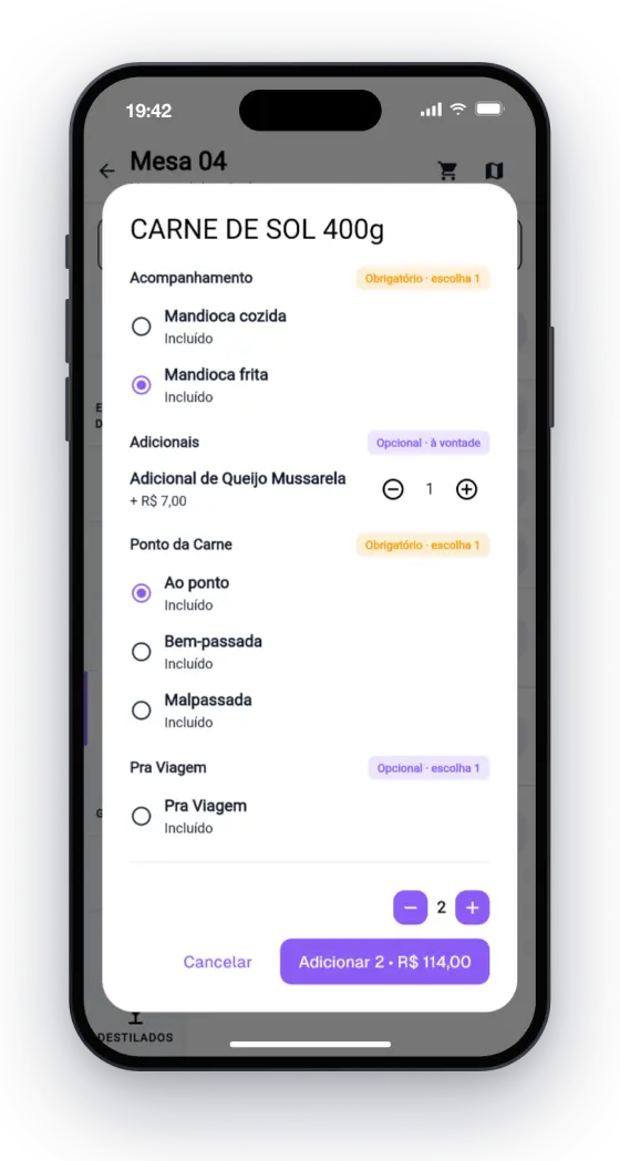 Garçom montando um prato no celular: acompanhamento, adicional e ponto da carne